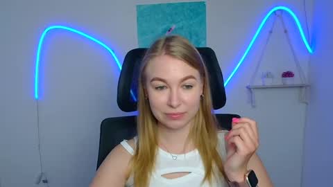 Snapshot of emilia_ilia chatting on July 13, 5:32 am Emilia online show from July 13, 5:32 am