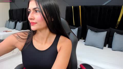 Snapshot of emiliee_xx chatting on December 6, 5:00 pm Emillie online show from December 6, 5:00 pm