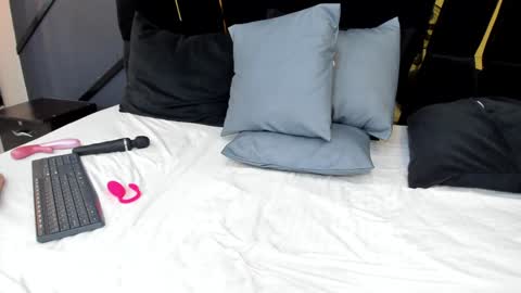 Snapshot of emiliee_xx chatting on December 11, 8:18 pm Emillie online show from December 11, 8:18 pm