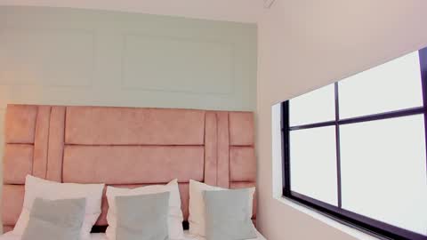 Snapshot of emiliee_xx chatting on December 25, 12:15 pm Emillie online show from December 25, 12:15 pm