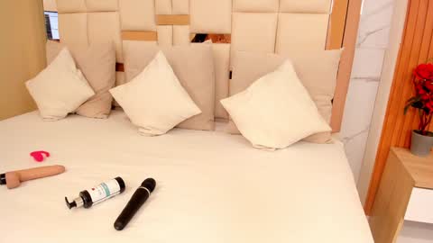 Snapshot of emiliee_xx chatting on February 8, 12:39 pm Emillie online show from February 8, 12:39 pm