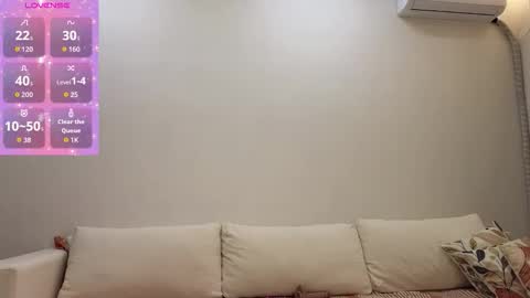 Snapshot of emilli_blanc chatting on December 14, 8:02 pm emilli_blanc online show from December 14, 8:02 pm