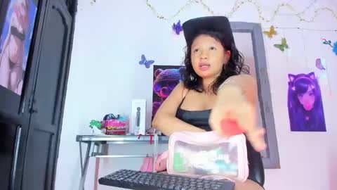 Snapshot of emilly_coper18 chatting on February 1, 5:37 pm emily online show from February 1, 5:37 pm