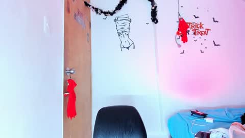 Snapshot of emilly_coper18 chatting on October 12, 1:21 pm emily online show from October 12, 1:21 pm