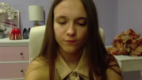 Snapshot of emilly_lust99 chatting on December 4, 8:01 am Emilly online show from December 4, 8:01 am