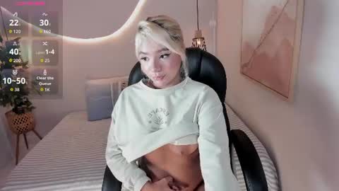 Snapshot of emilly_mell chatting on June 13, 12:03 pm emilly_mell online show from June 13, 12:03 pm