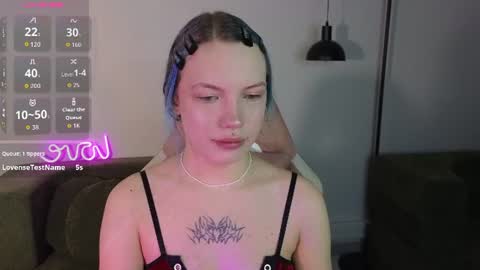 Snapshot of emily__hamilton chatting on July 13, 1:19 am Emily online show from July 13, 1:19 am