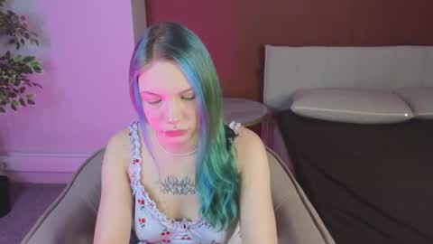 Snapshot of emily__hamilton chatting on July 14, 1:19 am Emily online show from July 14, 1:19 am
