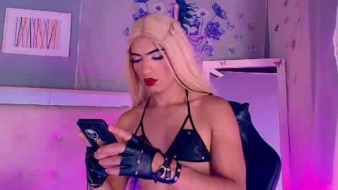 emily_castillo1_ online show from May 21, 12:50 am