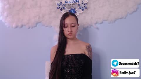 Snapshot of emily_fox7 chatting on December 18, 5:10 pm emily_fox7 online show from December 18, 5:10 pm
