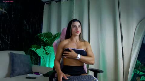 Snapshot of emily_foxx01 chatting on May 7, 10:48 pm Emily foxx01 online show from May 7, 10:48 pm