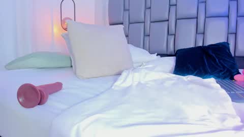 Emi  online show from February 15, 5:28 pm