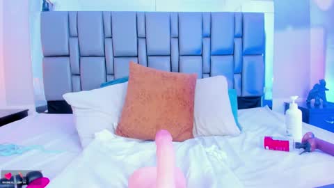 Emi  online show from February 20, 5:29 pm