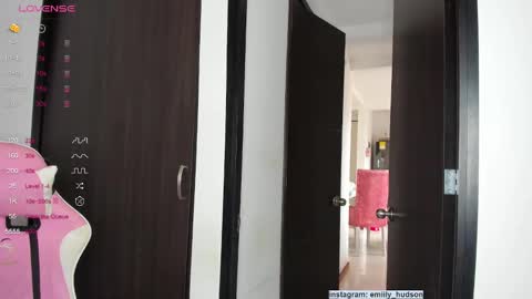 independet model online show from December 4, 6:50 pm