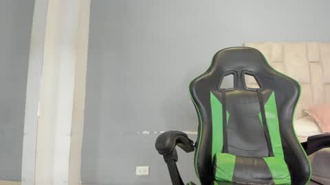 Snapshot of emily_lean_ chatting on December 13, 11:17 pm Emi independent model online show from December 13, 11:17 pm