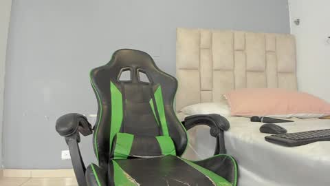 Snapshot of emily_lean_ chatting on December 14, 2:23 am Emi independent model online show from December 14, 2:23 am