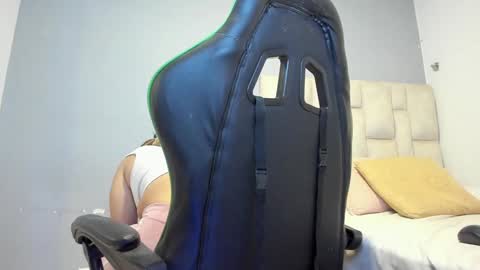 Snapshot of emily_lean_ chatting on December 17, 8:10 pm Emi independent model online show from December 17, 8:10 pm