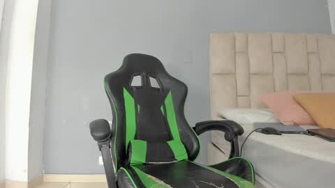 Snapshot of emily_lean_ chatting on December 24, 12:22 am Emi independent model online show from December 24, 12:22 am