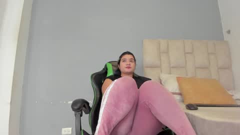 Snapshot of emily_lean_ chatting on January 4, 11:06 pm Emi independent model online show from January 4, 11:06 pm