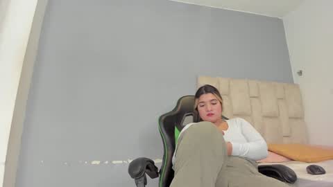 Snapshot of emily_lean_ chatting on January 15, 10:46 pm Emi independent model online show from January 15, 10:46 pm