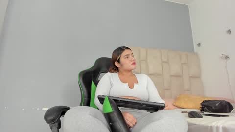 Snapshot of emily_lean_ chatting on January 18, 12:02 am Emi independent model online show from January 18, 12:02 am