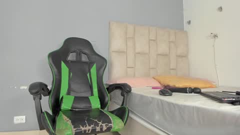 Snapshot of emily_lean_ chatting on January 21, 2:22 am Emi independent model online show from January 21, 2:22 am