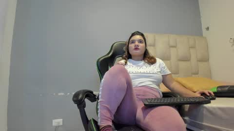 Snapshot of emily_lean_ chatting on February 6, 1:38 am Emi independent model online show from February 6, 1:38 am