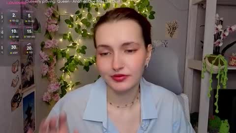 Snapshot of emily_lune chatting on February 12, 2:28 am Emily online show from February 12, 2:28 am