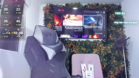 Snapshot of emily_palmeer chatting on May 4, 9:16 am emily_palmeer online show from May 4, 9:16 am