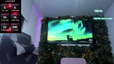 Snapshot of emily_palmeer chatting on June 8, 10:15 am emily_palmeer online show from June 8, 10:15 am