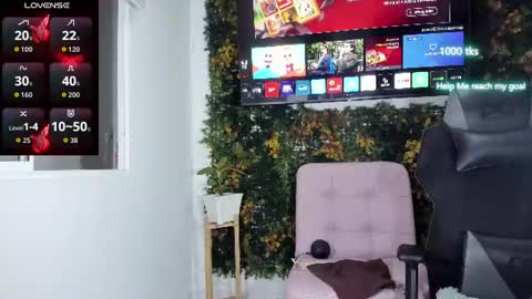 Snapshot of emily_palmeer chatting on June 21, 12:02 am emily_palmeer online show from June 21, 12:02 am