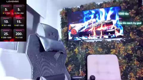 Snapshot of emily_palmeer chatting on July 12, 10:06 am emily_palmeer online show from July 12, 10:06 am