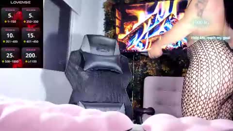 Snapshot of emily_palmeer chatting on July 13, 9:23 am emily_palmeer online show from July 13, 9:23 am