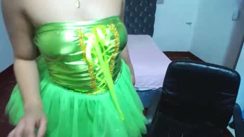 Snapshot of emily_rdz chatting on October 29, 5:10 am EMILY  online show from October 29, 5:10 am