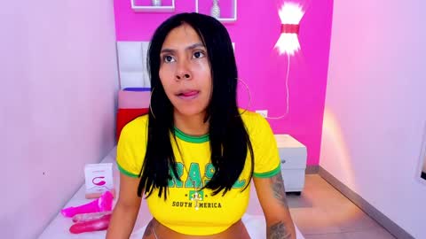 Snapshot of emily_sexy3 chatting on December 19, 10:56 am Emily online show from December 19, 10:56 am