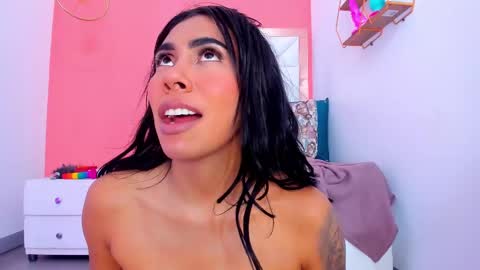 Snapshot of emily_sexy3 chatting on February 9, 2:18 pm Emily online show from February 9, 2:18 pm