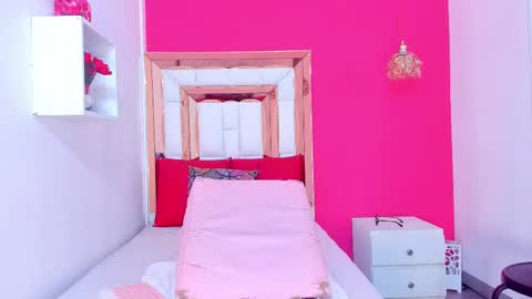 Snapshot of emily_sexy3 chatting on February 19, 2:34 pm Emily online show from February 19, 2:34 pm