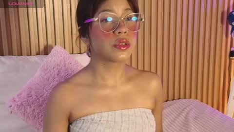 Snapshot of emily_sweett12 chatting on May 6, 12:10 pm Emily online show from May 6, 12:10 pm