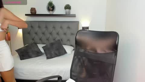 Emi online show from December 28, 7:54 pm