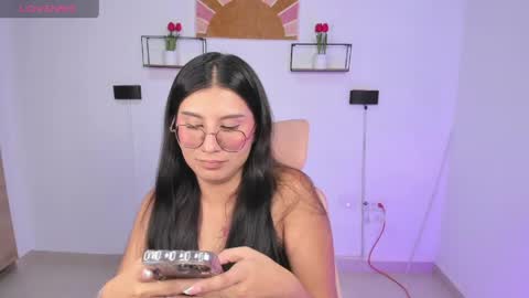 Snapshot of emily_villamil_ chatting on May 26, 10:28 pm Emi online show from May 26, 10:28 pm