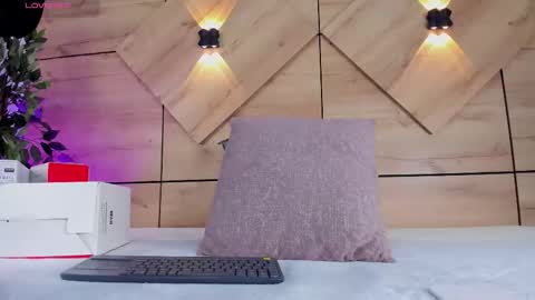 emilyallen_1 online show from February 5, 11:59 am