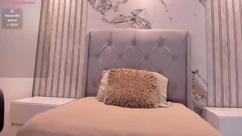  E M Y L Y  online show from March 28, 12:38 pm