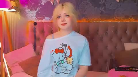 Snapshot of emilyangels chatting on April 23, 7:09 am Baby Emelli online show from April 23, 7:09 am
