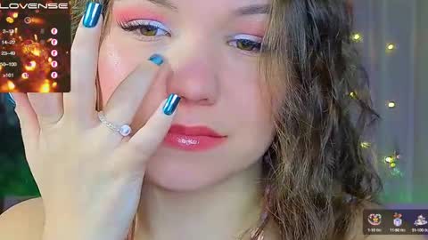 Snapshot of emilyart_ chatting on December 29, 2:17 am artist Emily online show from December 29, 2:17 am