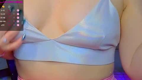 Snapshot of emilyart_ chatting on January 26, 1:41 am artist Emily online show from January 26, 1:41 am