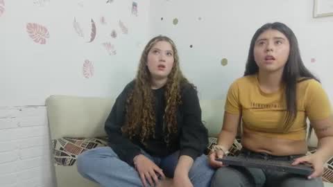 Snapshot of emilyblosom_y_miarose chatting on July 16, 6:03 pm online show from July 16, 6:03 pm