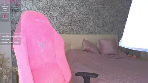 emilydancee online show from December 20, 8:06 am