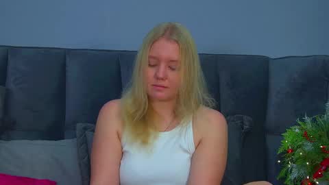 Snapshot of emilyevansen chatting on December 5, 6:33 am Emily online show from December 5, 6:33 am