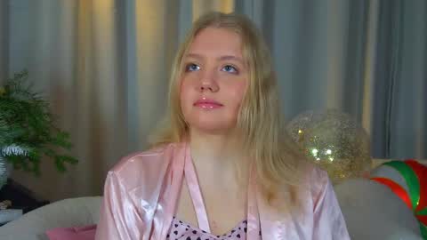 Snapshot of emilyevansen chatting on December 17, 6:19 am Emily online show from December 17, 6:19 am