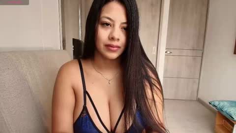 Snapshot of emilyguss chatting on December 5, 3:09 pm Emily online show from December 5, 3:09 pm